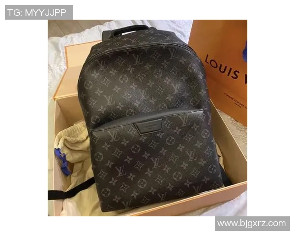 LV经典足球包闪耀球星场外风采引领时尚运动生活新风潮