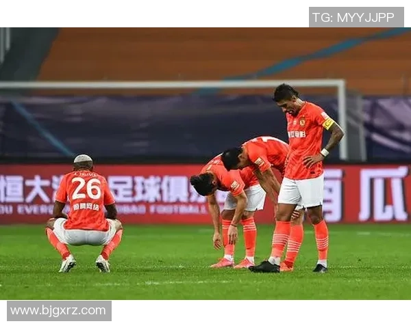 以上港足球球星为核心讲述球队拼搏精神与辉煌征程